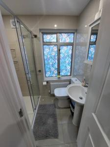a bathroom with a toilet and a shower and a sink at Cosy London Family apartment for 4 persons near Westfield Shepherd's Bush in London