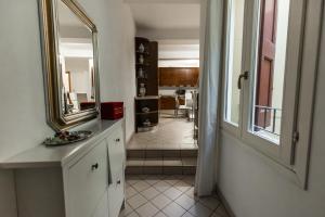 ボローニャにあるFederico houseのバスルーム(洗面台、鏡付)、廊下