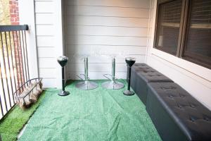 un patio con mesa y sillas en un porche en Midtown Contemporary Luxury 1BD-Pool-Gym-Patio-Office en Houston
