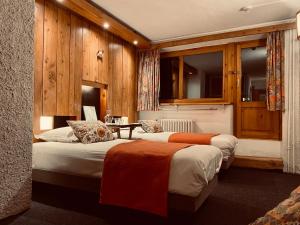 Cama ou camas em um quarto em Hôtel les Lorès
