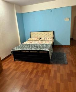 En eller flere senge i et værelse på Shivahospitality