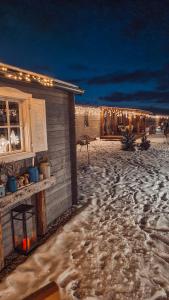 a house in the snow at night with lights w obiekcie Liptovalley- mobilné domy s wellnessom w mieście Liptowska Kokawa
