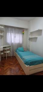 1 dormitorio con cama, escritorio y ventana en Cómodo para 4 personas Recoleta en Buenos Aires
