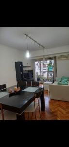 sala de estar con mesa y sofá en Cómodo para 4 personas Recoleta en Buenos Aires