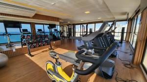 een fitnessruimte op een cruiseschip met fitnessapparatuur bij Barra Stella do Mar Studio in Salvador