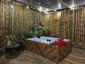 洛斯桑托斯的住宿－Parador La Mesa Redonda Hotel y Glamping，浴室配有植物浴缸