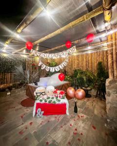 洛斯桑托斯Parador La Mesa Redonda Hotel y Glamping的一间房间,床上有蛋糕