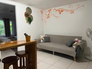 - un salon avec un canapé et une table dans l'établissement Villas Majolana, à Herradura