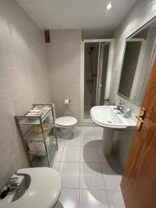 a bathroom with a toilet and a sink and a toilet at ASPEN - 6 pax, garaje, a 5 min pistas esqui Formigal in Sallent de Gállego