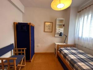 a bedroom with a bed and a desk and a lamp at ASPEN - 6 pax, garaje, a 5 min pistas esqui Formigal in Sallent de Gállego