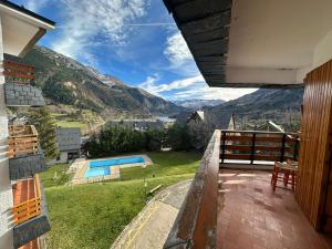 a house with a balcony with a view of the mountains at ASPEN - 6 pax, garaje, a 5 min pistas esqui Formigal in Sallent de Gállego