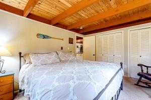 - une chambre avec un lit blanc et un plafond en bois dans l'établissement Crescent Corner, 