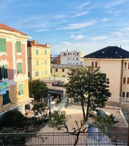 a view of a city with buildings and a tree at Premier étage in Varazze