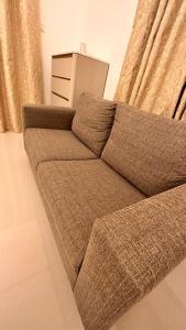 ein braunes Sofa im Wohnzimmer in der Unterkunft Oceanfront Villa 5BHK with private pool and seaview in Fudschaira