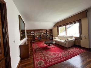 - un salon avec un canapé et un tapis rouge dans l'établissement Fidalsa Relax Inn, à Urduliz