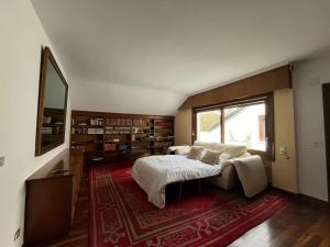 een slaapkamer met een groot bed en een groot raam bij Fidalsa Relax Inn in Urduliz