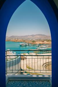 een uitzicht vanuit een raam op een jachthaven met boten bij Cloud 7 Residences Ayla Aqaba in Aqaba