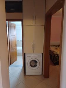 - un lave-linge et un sèche-linge dans une chambre dans l'établissement Leonidas Apartment, à Berat