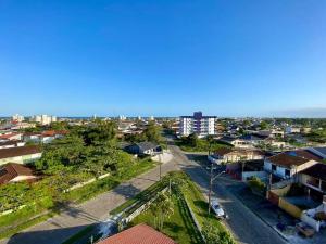 una vista aérea de una ciudad con una calle en Apartamento Cobertura Guaratuba, en Guaratuba
