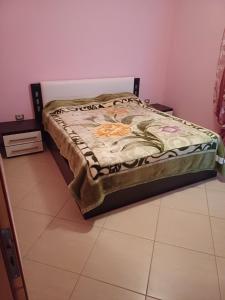 - un lit dans une pièce dotée de carrelage dans l'établissement Leonidas Apartment, à Berat