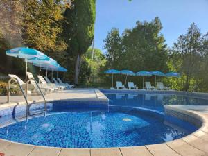 une piscine avec parasols et chaises et une piscine dans l'établissement park-hotel Rusalka, à Varna