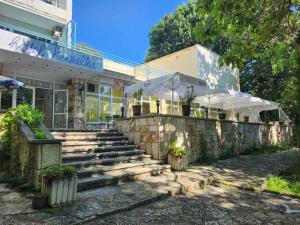 un bâtiment avec des escaliers devant un bâtiment dans l'établissement park-hotel Rusalka, à Varna