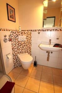 een badkamer met een toilet en een wastafel bij Ferienwohnung Blüm - b46150 in Mittenwald