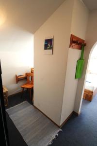 een kamer met een witte muur en een tafel bij Ferienwohnung Blüm - b46150 in Mittenwald