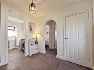 Ένα μπάνιο στο TULLOCHSIDE-4 BED-SEA FRONT -RAVENSPOINT ROAD +37 φωτογραφίες