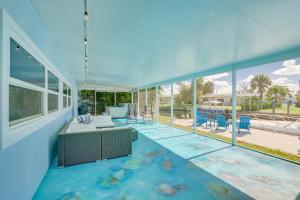 Großes Zimmer mit blauem Boden und Fenstern in der Unterkunft North Fort Myers Home with Hot Tub and Boat Dock in North Fort Myers