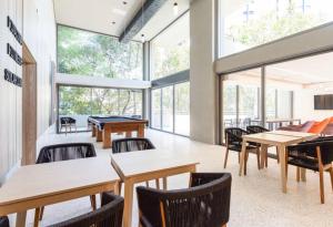 a room with tables and chairs and a pool table at Studio aeroporto Congonhas in São Paulo
