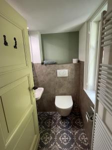 La petite salle de bains est pourvue de toilettes et d'un lavabo. dans l'établissement Villa Lattermann, à Muldenhammer