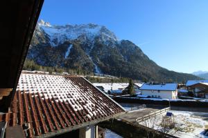 een uitzicht op een besneeuwde berg vanaf een dak bij Ferienwohnung Blüm - b46150 in Mittenwald