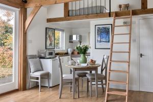 Ruang duduk di Stunning Cabin with incredible views near Goodwood