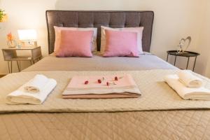 łóżko z dwoma ręcznikami i tacą z ptakami w obiekcie Sweet greek memories-Acropolis w Atenach