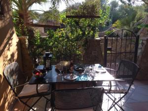 een tafel en stoelen op een patio bij Borgo dei Conti Holiday Home in Capitana