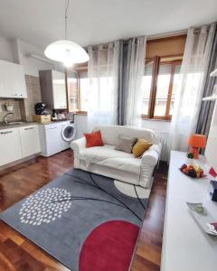 sala de estar con sofá blanco y alfombra en Premier Apartment Milano, en Milán