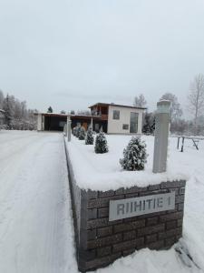 North Aurora Villa with a large private yard near the Arctic Circle v zimě