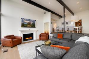 uma sala de estar com um sofá e uma lareira em Luxury Hollywood Hills Gated VIEW estate - ultra private and gorgeous! MINUTES TO UNIVERSAL STUDIOS AND HOLLYWOOD! em Los Angeles