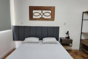 uma cama grande num quarto com uma janela em Seu Lugar em Beagá em Belo Horizonte