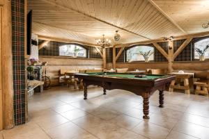 Biliardový stôl v ubytovaní Dworek pod Giewontem - Jacuzzi & Sauna