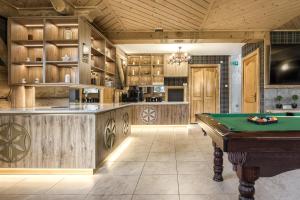 Biliardový stôl v ubytovaní Dworek pod Giewontem - Jacuzzi & Sauna