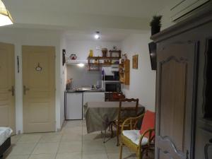 a kitchen and dining room with a table in a room at Les Ecrins d'Aix-en-Provence in Aix-en-Provence