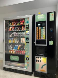 Deux distributeurs automatiques sont installés l'un à côté de l'autre. dans l'établissement Hostal Kaizen, à La Nucía