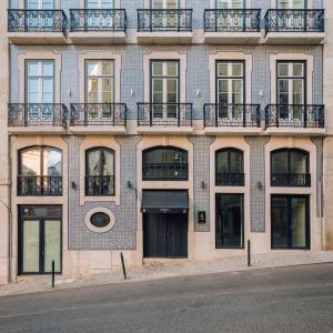 eine Fassade eines Gebäudes mit Fenstern und Balkonen in der Unterkunft Ando Living - Madalena Townhouse in Lissabon