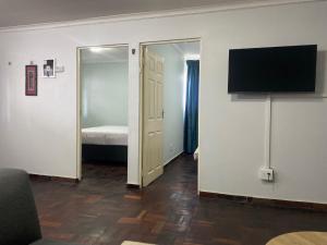Pokój z łóżkiem i telewizorem na ścianie w obiekcie The Royal Blue w mieście Sandown