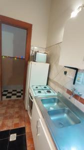uma cozinha com um fogão e um lavatório em Dante y compañia em Buenos Aires