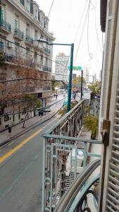 d'un balcon offrant une vue sur une rue de la ville. dans l'établissement Dante y compañia, à Buenos Aires