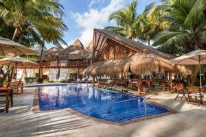 un complejo con una piscina con mesas y sombrillas en El Dorado Maroma A Spa Resort - More Inclusive, en Playa del Carmen