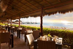 Un restaurant u otro lugar para comer en El Dorado Maroma Catamarán, Cenote & More Inclusive